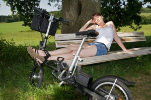 junge Frau mit e-bike beim Entspannen